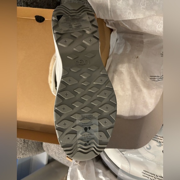 Brand New UGG Adirondack III Winter Boots – White, Size 8.5 - Picture 8 of 14